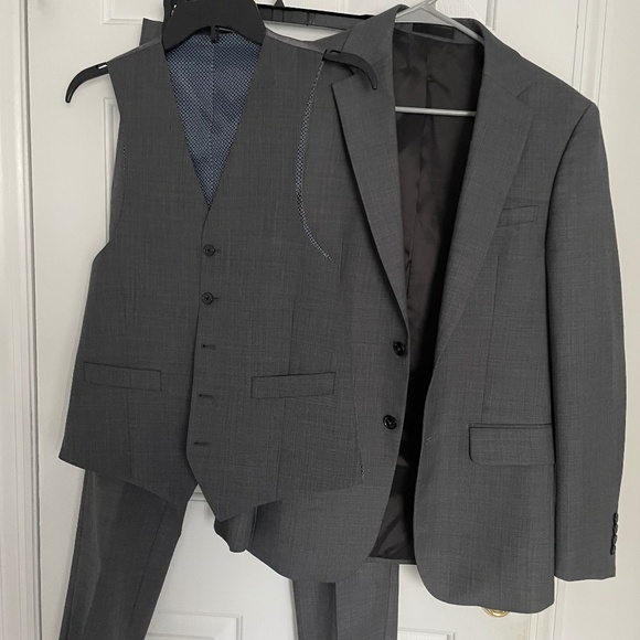 Calvin Klein Young Men’s Suit - Picture 1 of 3